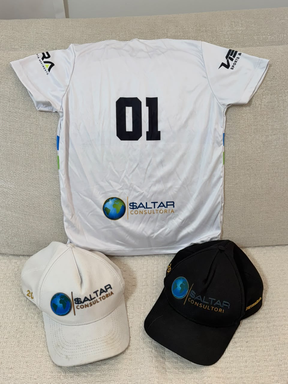 Camisa do uniforme com a marca da $altar Consultoria e bonés