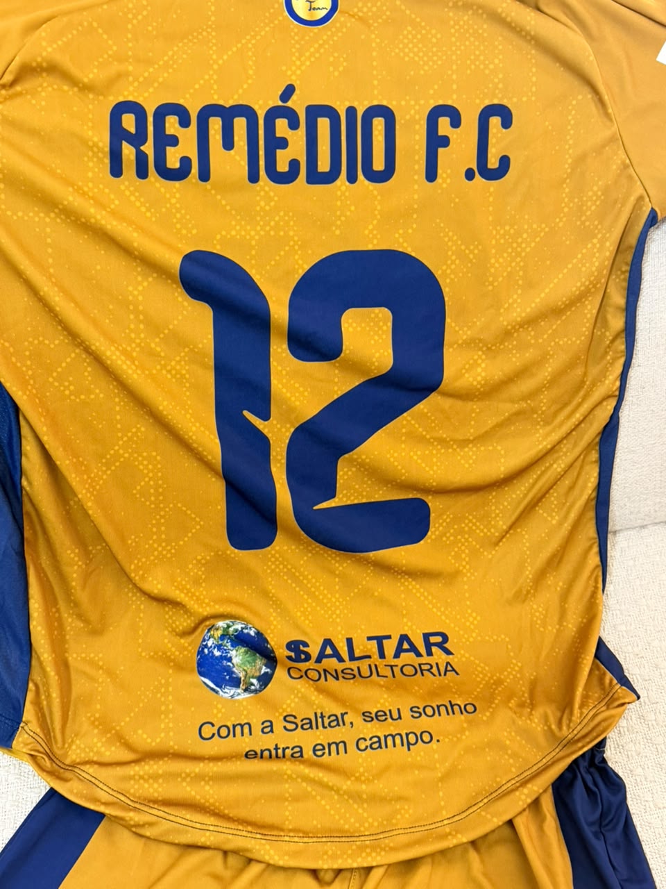 Camisa de goleiro do Remédios Futebol Clube com a frase Com a $altar, seu sonho entra em campo