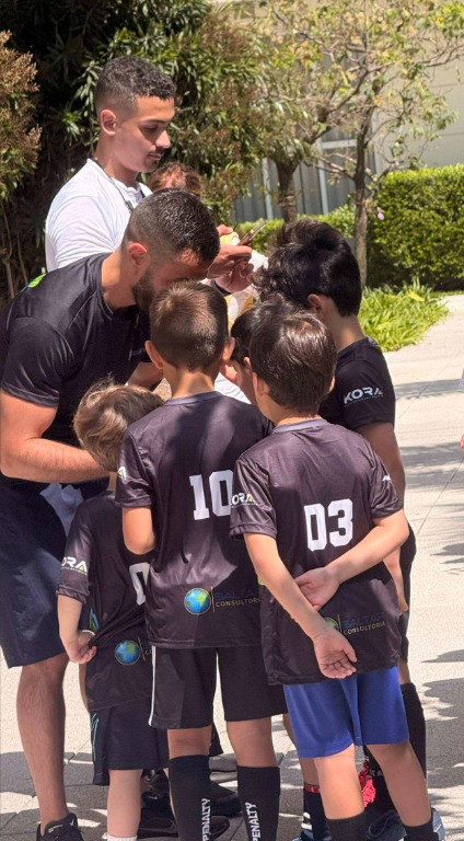 Alunos da escolinha com uniforme preto patrocinado pela $altar