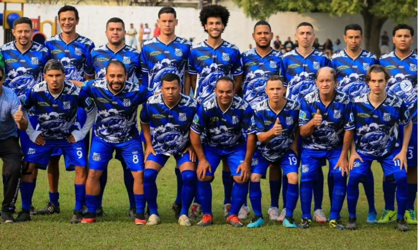 Time do Remédios Futebol Clube de Mairiporã perfilado antes da partida