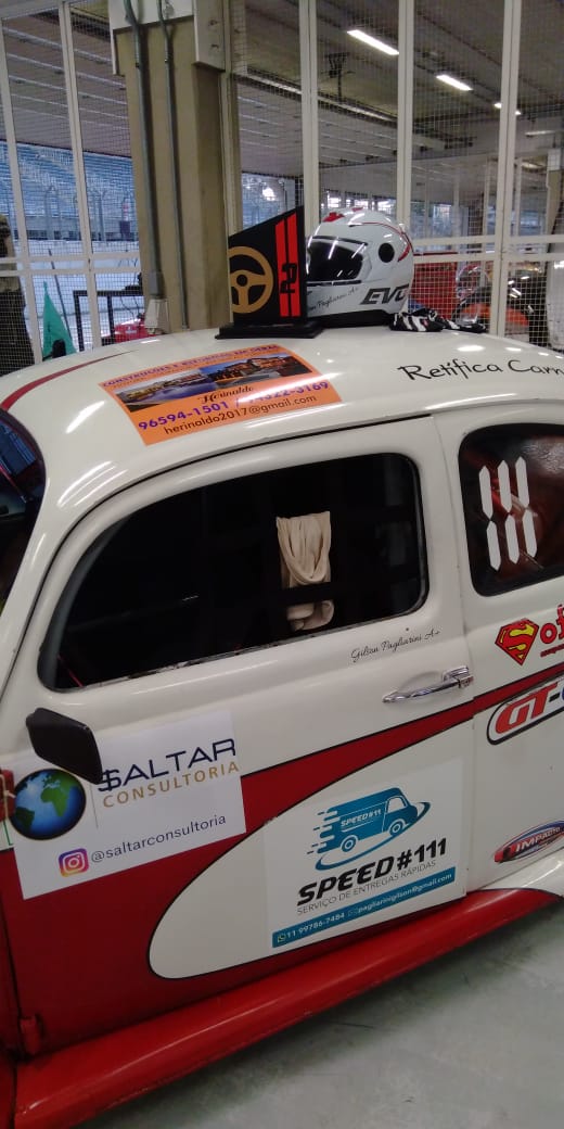 Carro #111 nos boxes de Interlagos com o adesivo da $altar Consultoria