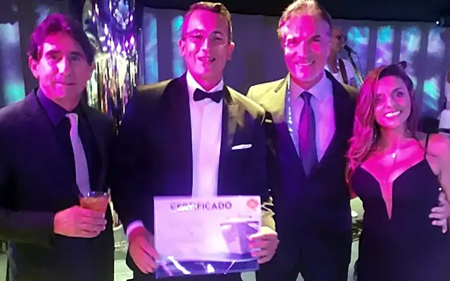 Safra Aquino recebendo o certificado do Cruzeiro dos Campeões 2020 da Embracon
