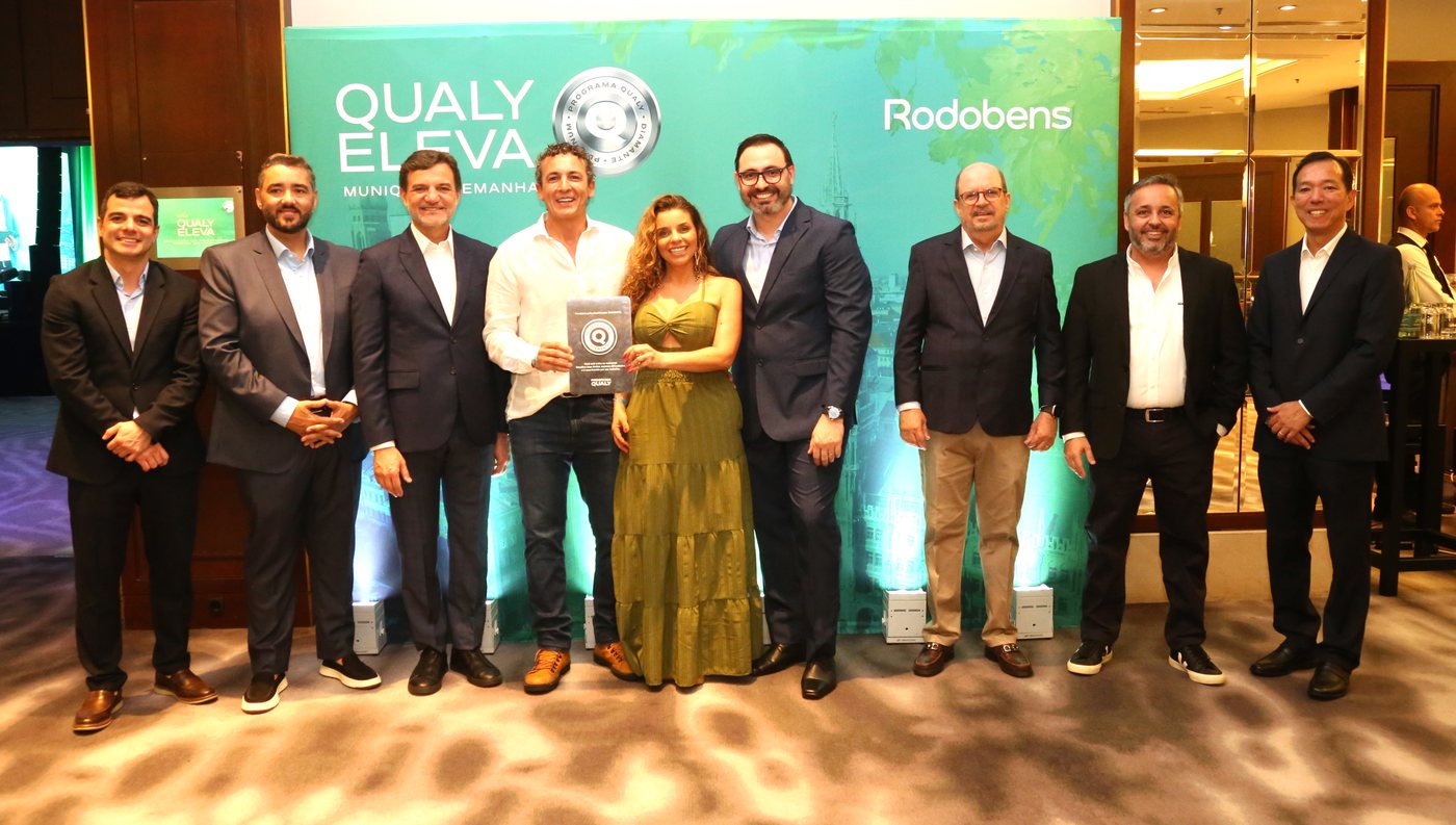 Safra Aquino recebendo o reconhecimento Programa Qualy categoria Diamante da Rodobens em Munique