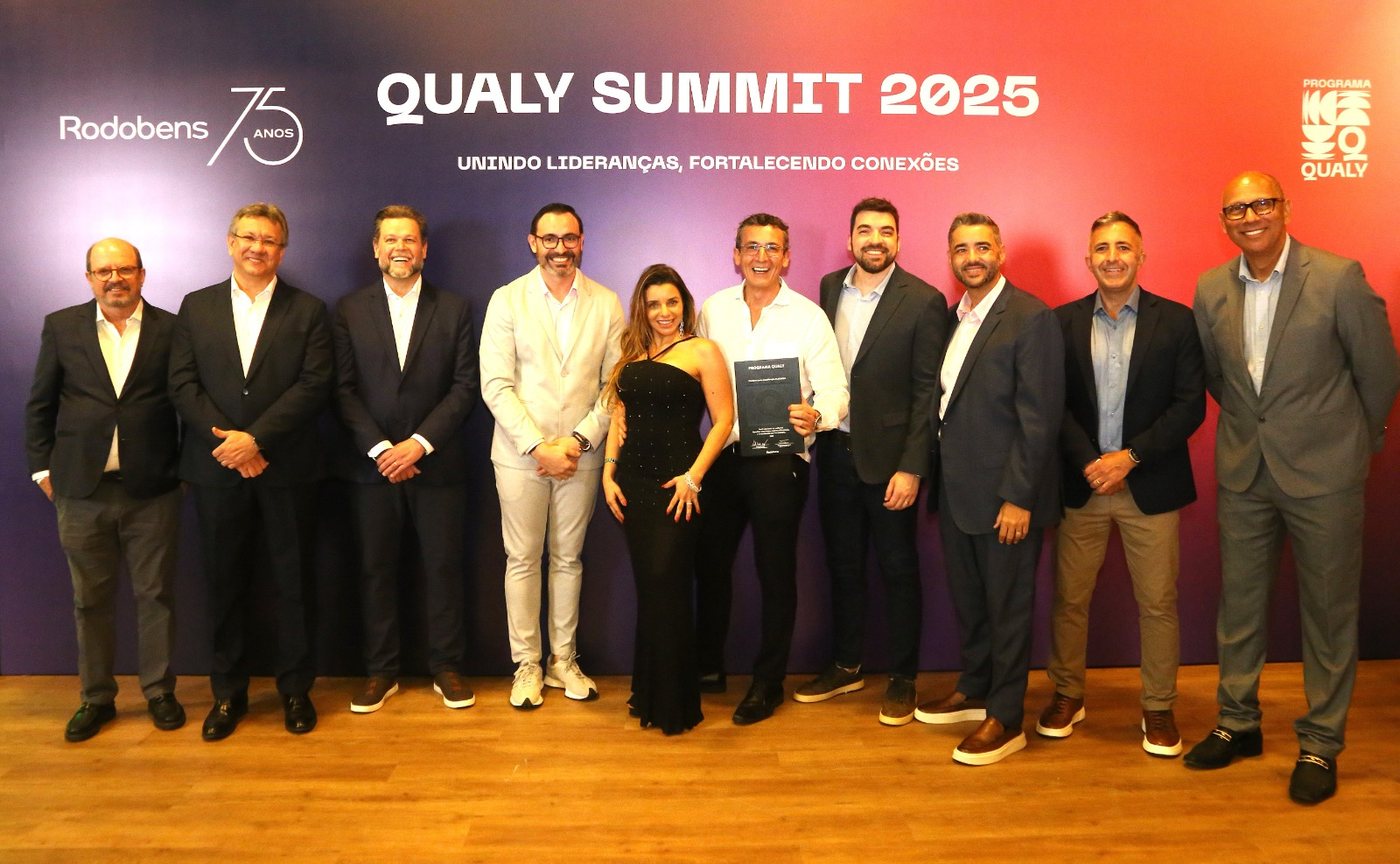 Safra Aquino recebendo o reconhecimento Programa Qualy categoria Platinum da Rodobens no Qualy Summit 2025 em Madri