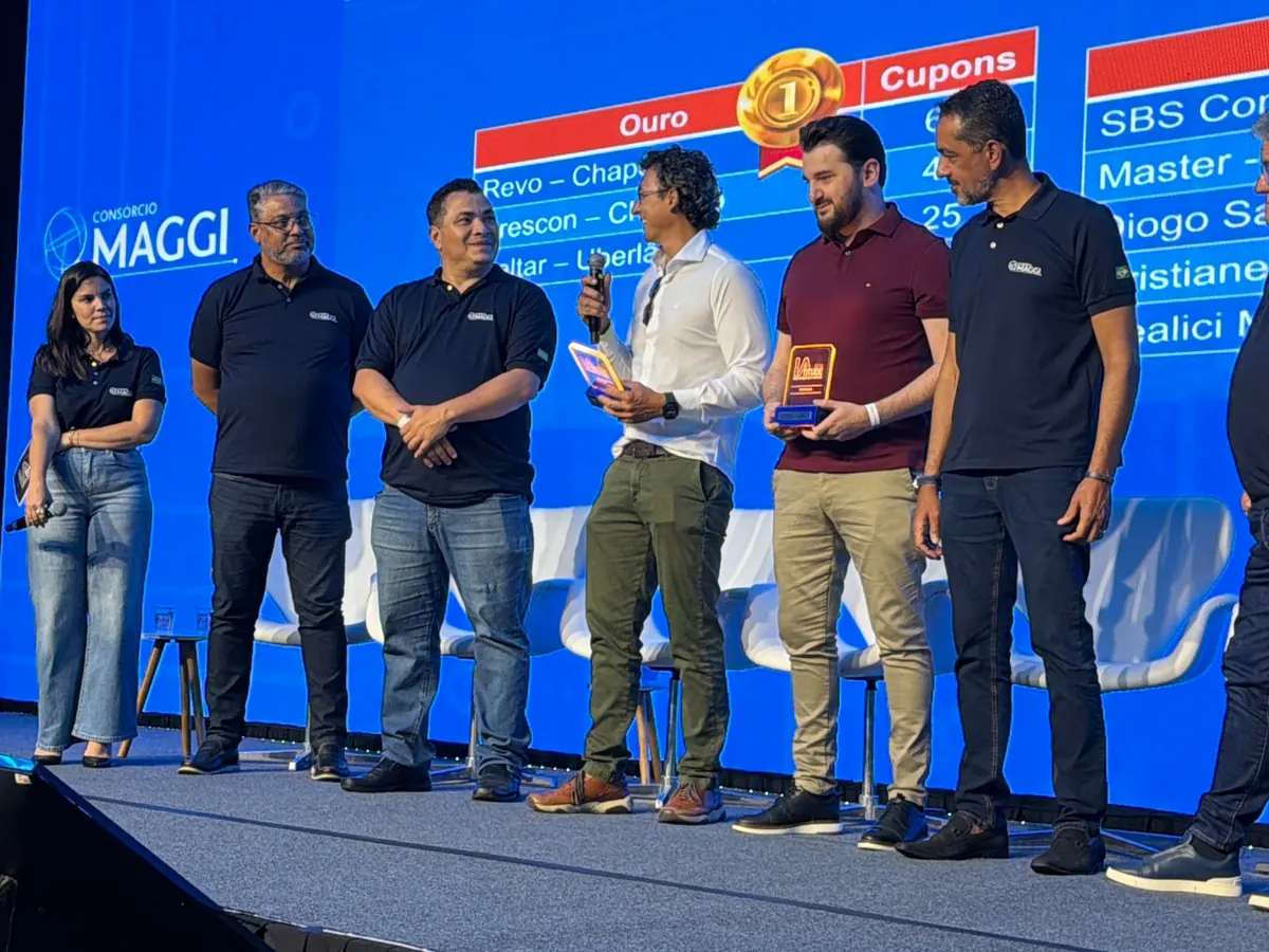 Safra Aquino no palco da premiação da Maggi Consórcios, categoria Ouro