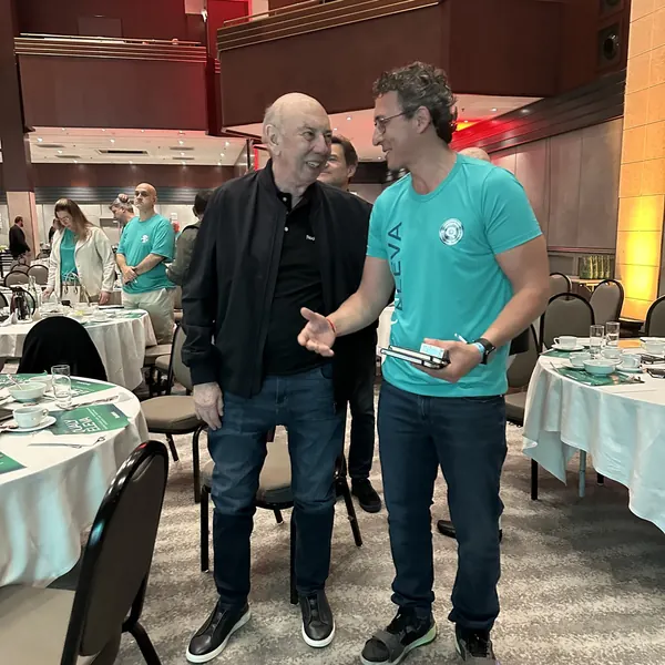 Safra Aquino conversando com Waldemar Verdi no Qualy Eleva, em Munique