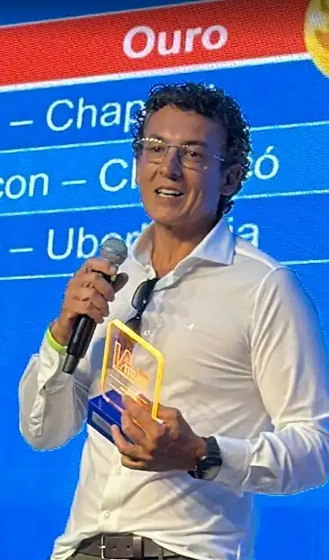 Safra Aquino, fundador da $altar Consultoria, recebendo premiação Ouro
