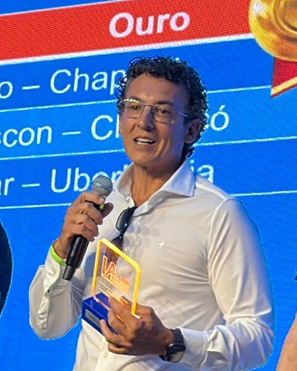 Safra Aquino recebendo o troféu Melhores do Ano 2025 categoria Ouro da Maggi Consórcios